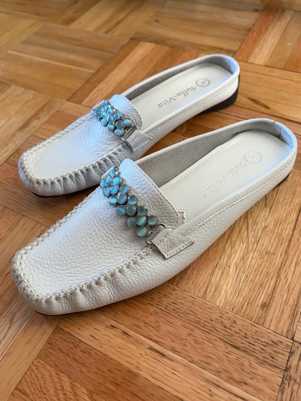 NWOT Bella Vita White Leather Loafers w/ Teal Accent - Women’s Size 7
